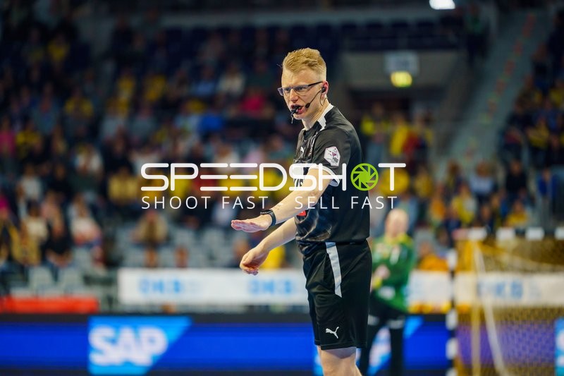 Schiedsrichter zeigt Handzeichen