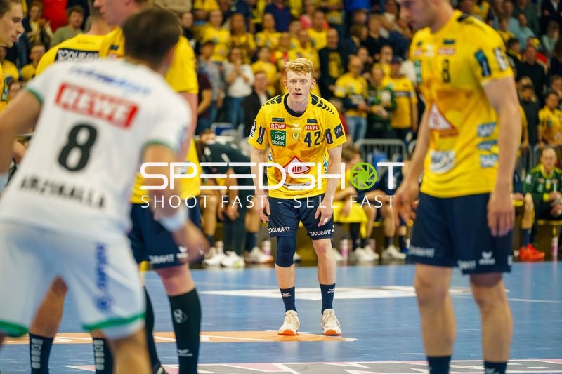 Jon Lindenchrone Andersen (42, Rhein Neckar Löwen) in Abwehr vor Lucas Krzikalla (8, SC DHfK Leipzig)