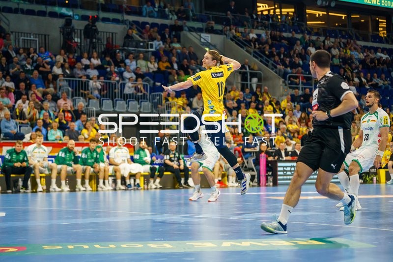 Juri Knorr (10, Rhein Neckar Löwen) mit Sprungwurf