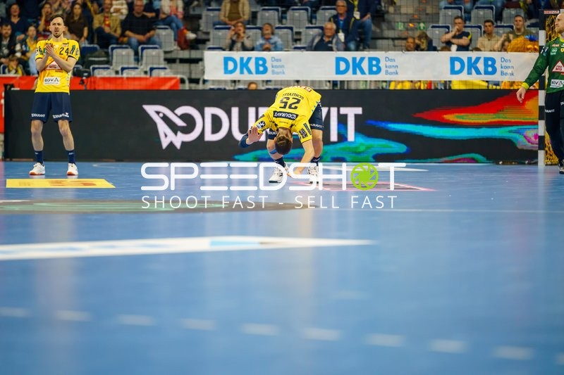 Olle Forsell Schefvert (25, Rhein Neckar Löwen) verbeugt sich