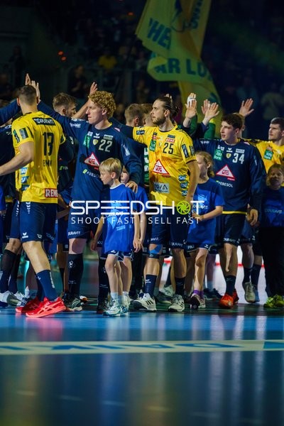 Sebastian Heymann (13, Rhein Neckar Löwen) und Olle Forsell Schefvert (25, Rhein Neckar Löwen) begrüßen 22, SC DHfK Leipzig und 34, SC DHfK Leipzig