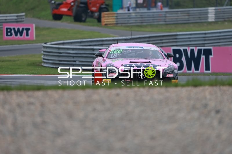 Rennwagen {null_18} fährt