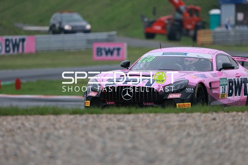 Rennwagen {null_18} fährt