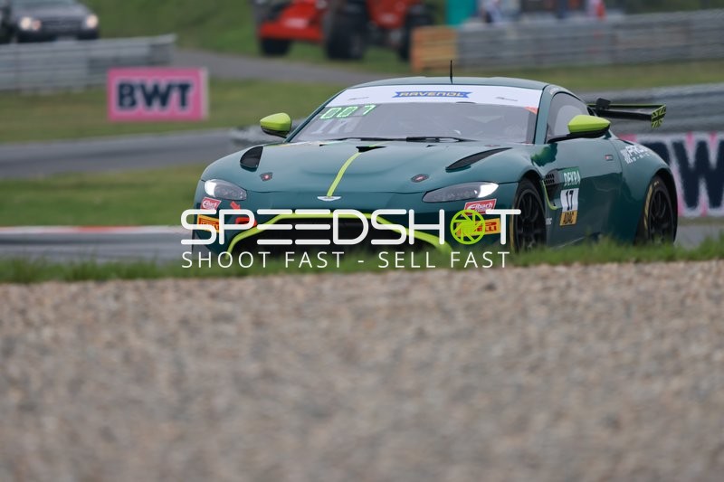 Rennwagen 17 auf Strecke