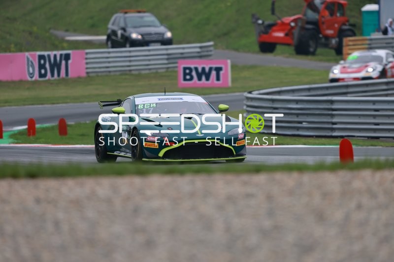 Grünes GT4-Rennfahrzeug