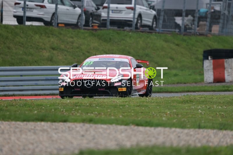 Rennwagen auf Strecke