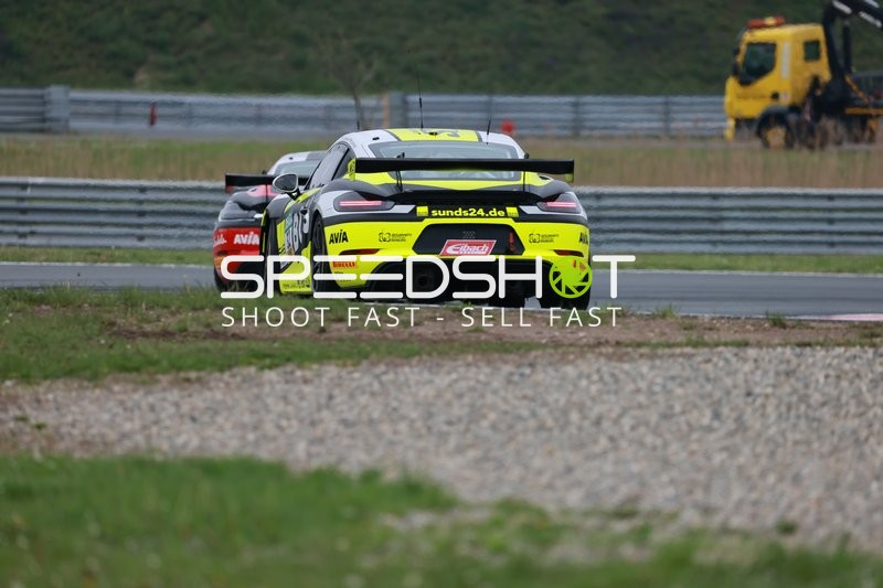 Zwei Rennwagen auf Strecke