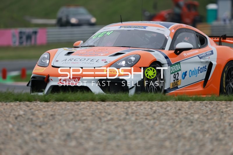 Rennwagen Nr. 92 auf Strecke