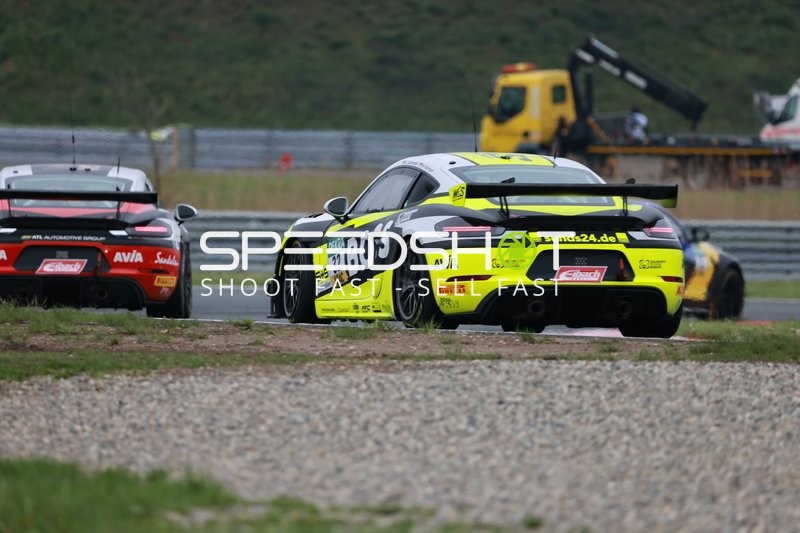 Zwei GT4-Rennwagen auf Strecke