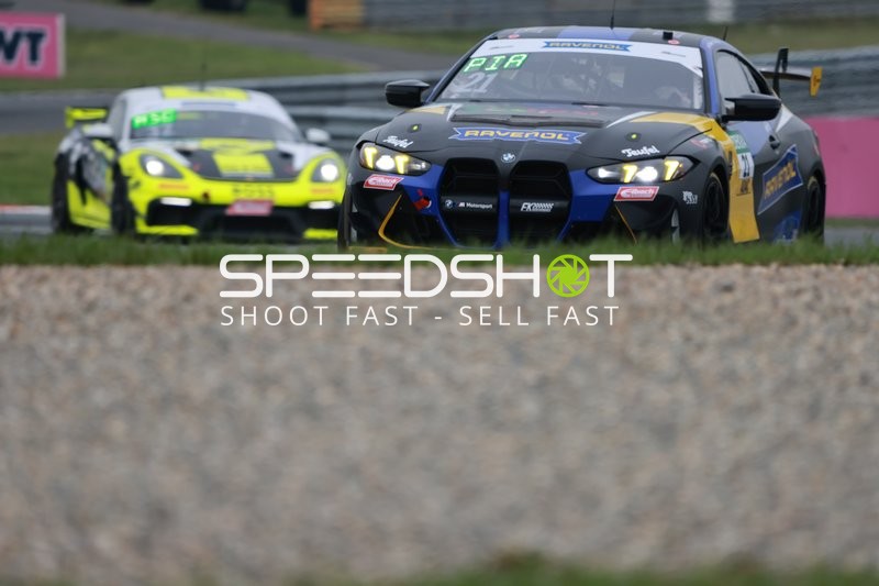 Zwei Rennwagen auf Strecke