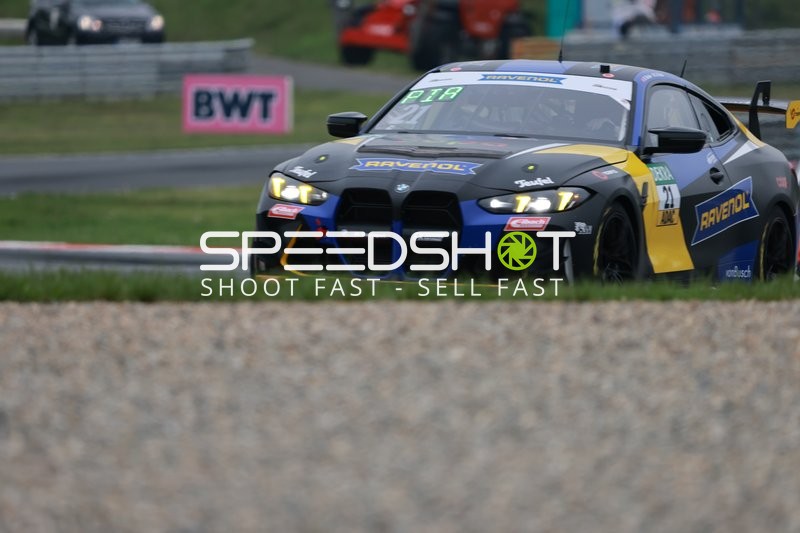 Rennwagen Nr. 21 auf Strecke