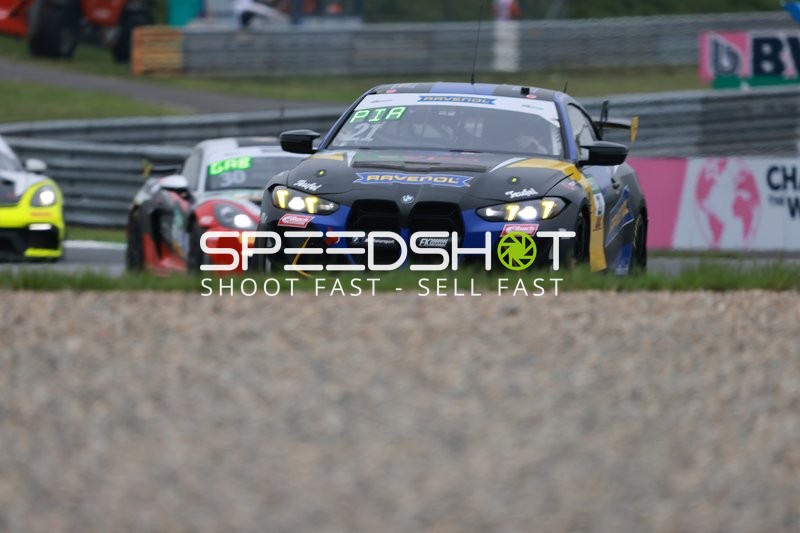 Rennwagen auf der Strecke