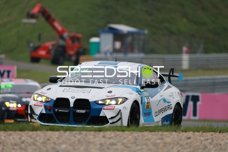 Rennwagen FC Bayern München auf Strecke