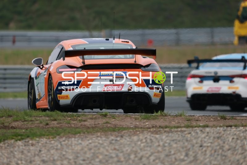 Zwei Rennwagen auf Strecke