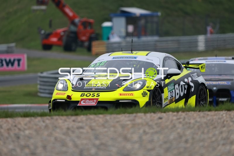 Rennwagen Nr. 32 auf Strecke