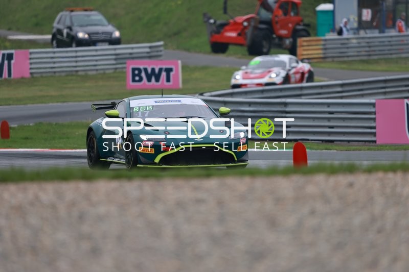 Rennwagen Nr. 17 auf Strecke