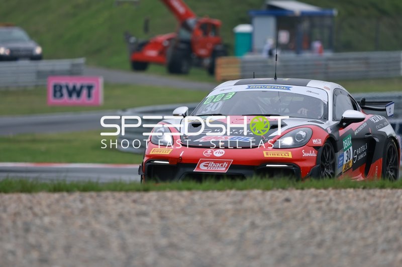 Rennwagen Nr. 30 auf Strecke