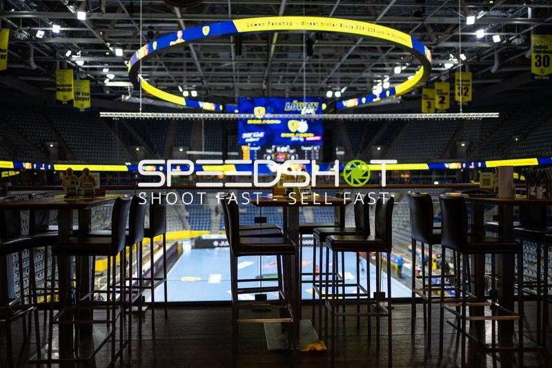 Leere Tribüne und Tische