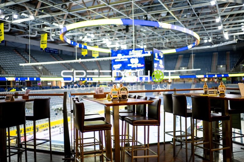 Leere Arena mit Tischen