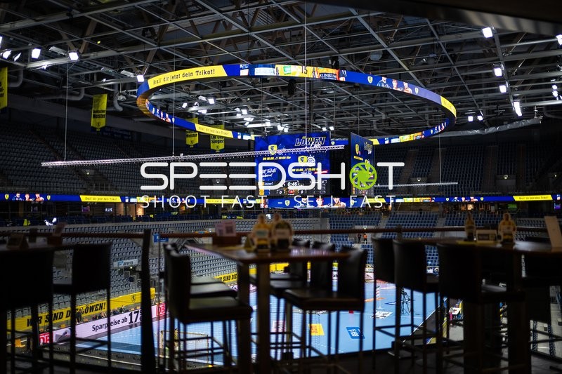 Leeres Spielfeld in Arena