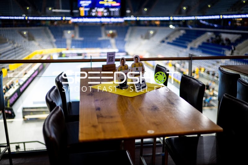 Leere Arena mit Tischaufstellern