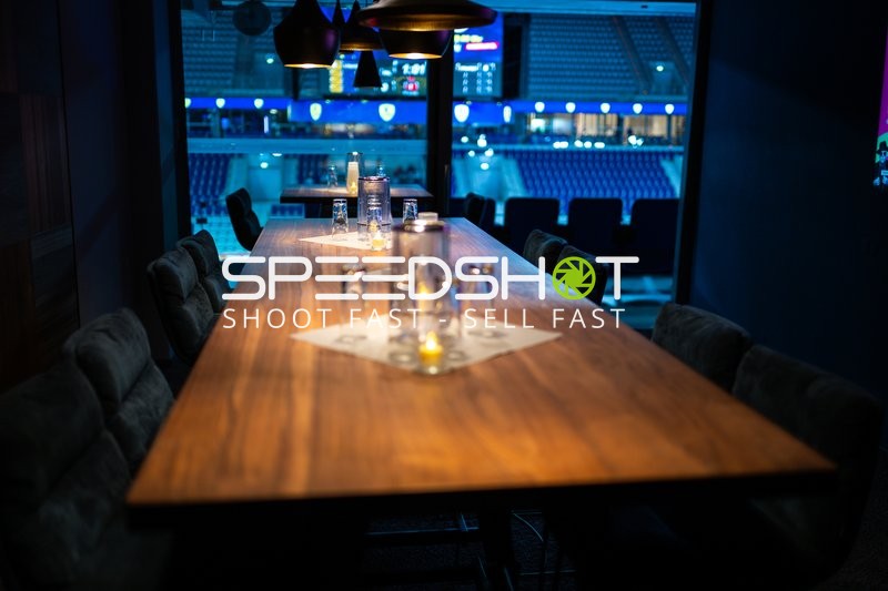 Leerer Tisch mit Gläsern