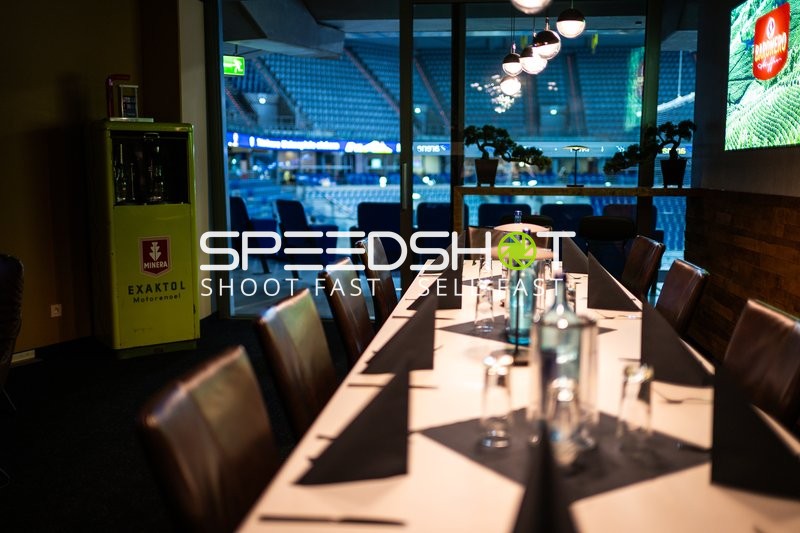 Leerer Tisch im Stadion