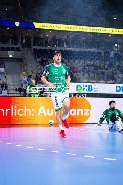 Spieler in grünem Trikot läuft