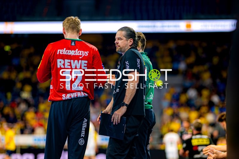 Kristian Sæverås (12, SC DHfK Leipzig) mit Trainerbesprechung