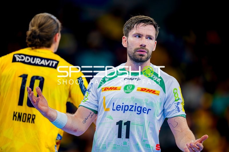 Lukas Binder (11, SC DHfK Leipzig) gestikuliert neben Juri Knorr (10, Rhein Neckar Löwen)