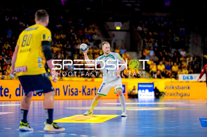Luca Witzke (7, SC DHfK Leipzig) mit Ballwurf