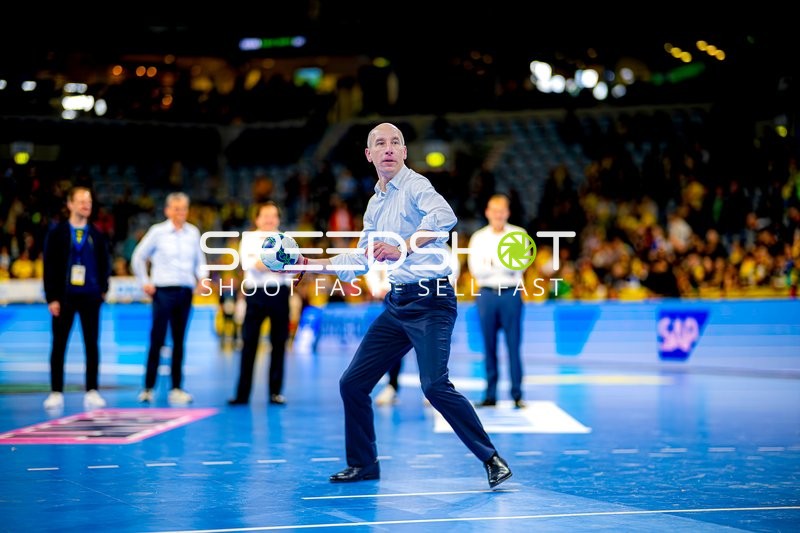 Person wirft Handball