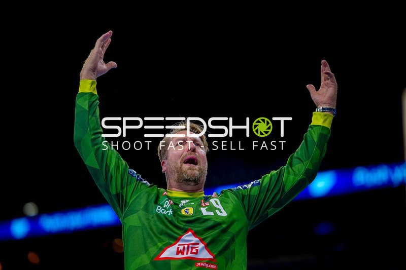 David Späth (29, Rhein Neckar Löwen) hebt Arme