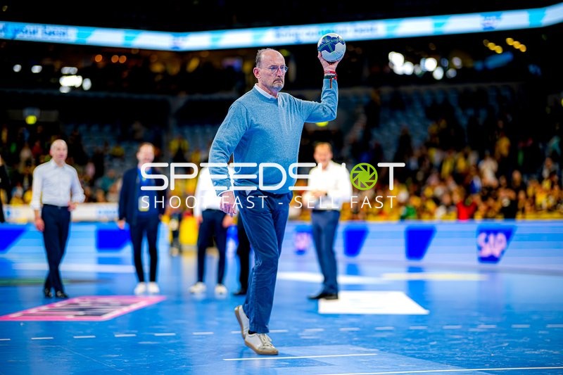 Person hält Handball