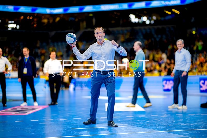 Mann mit Ball auf Spielfeld