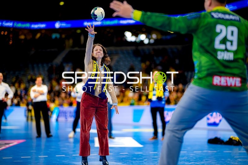 Wurf auf David Späth (29, Rhein Neckar Löwen)