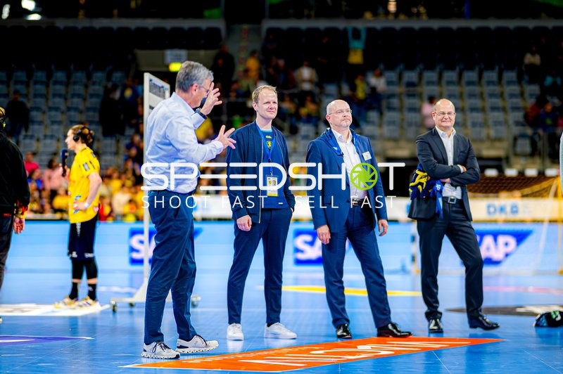 Personen auf Spielfeld