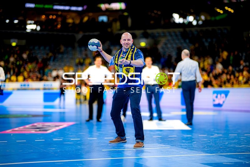 Person mit Ball in Wurfhaltung