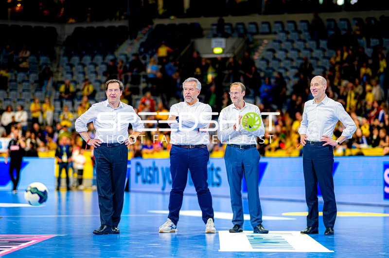 Vier Männer auf Spielfeld
