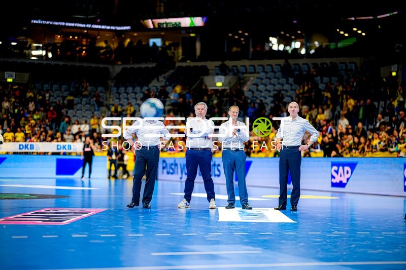 Vier Männer auf Spielfeld