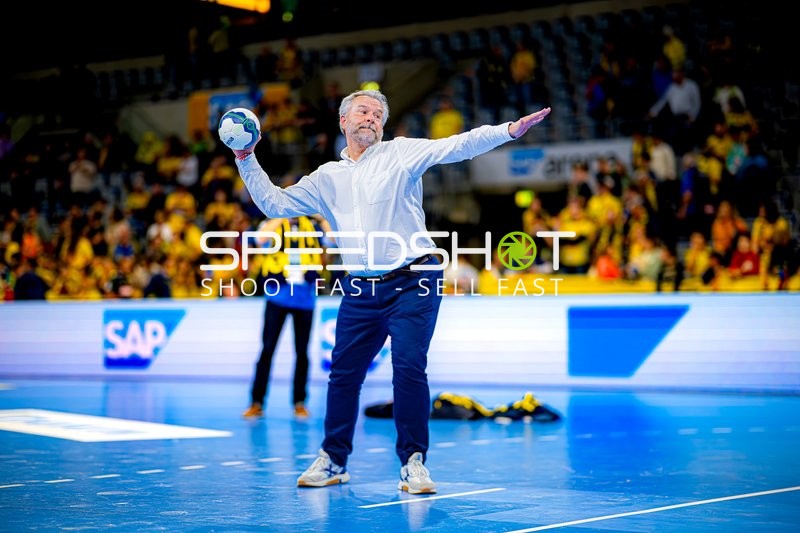 Person wirft Handball