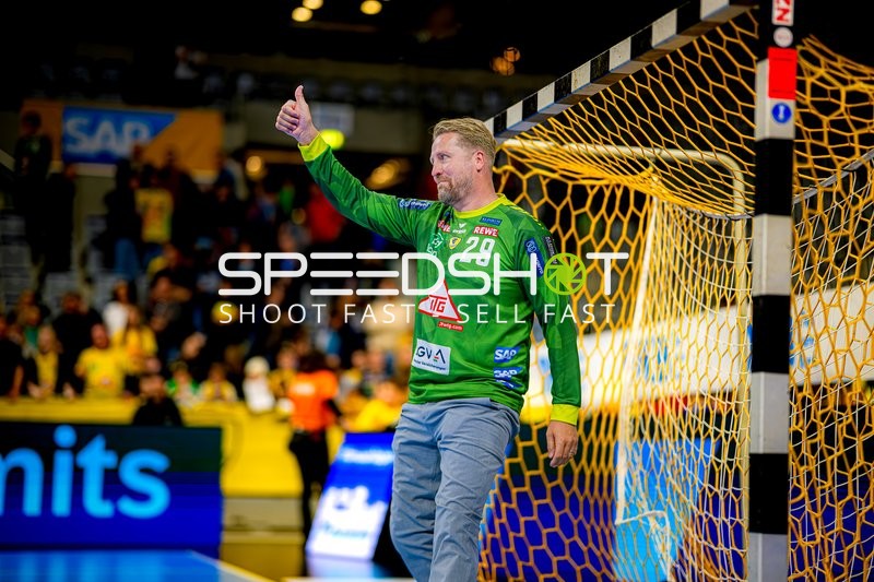 David Späth (29, Rhein Neckar Löwen) zeigt Daumen hoch