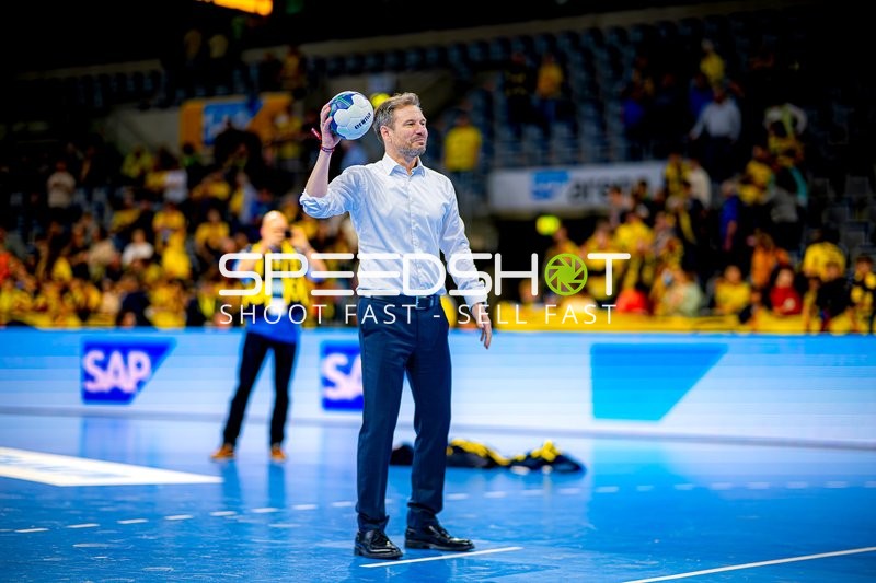 Person hält Handball