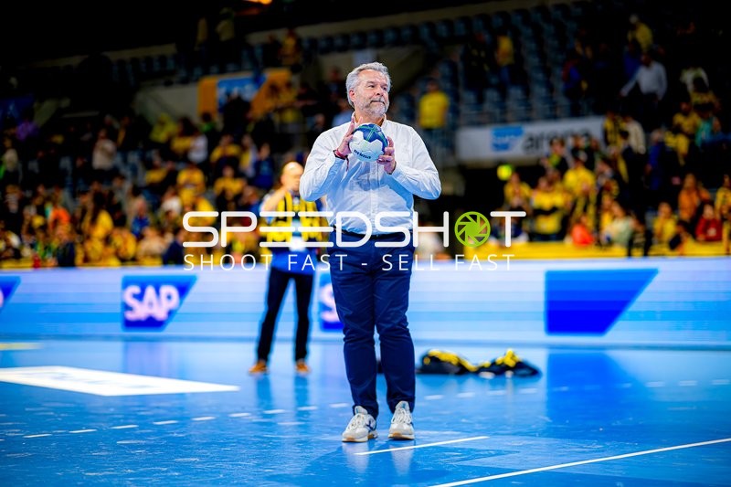 Person hält Handball