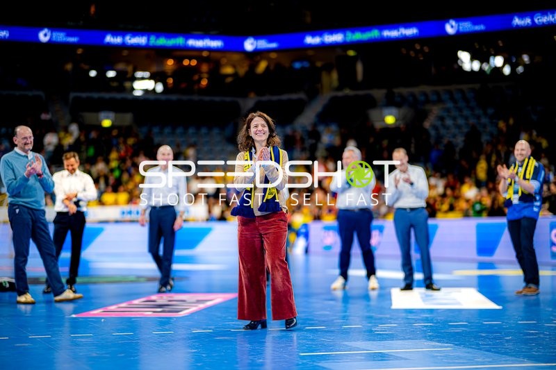 Person mit Fanschal applaudiert