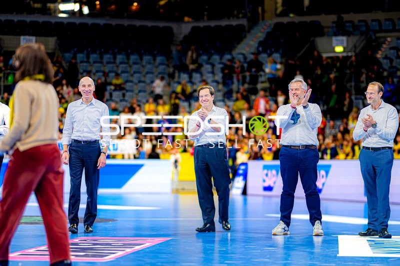 Personen klatschen auf Spielfeld