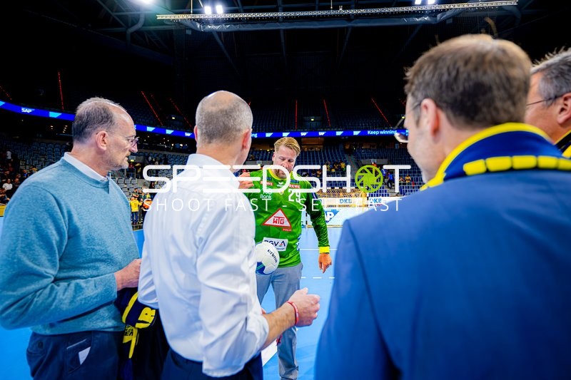 Friedrich Schmitt (29, SC DHfK Leipzig) hält Ball
