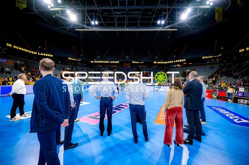 Personen am Spielfeldrand