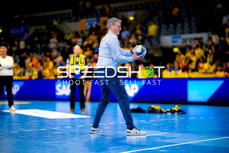 Person hält Handball