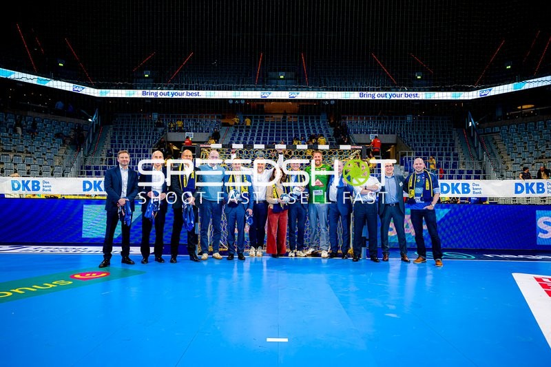 David Späth (29, Rhein Neckar Löwen) mit Gruppe vor Tor